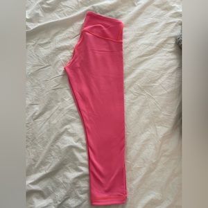 Lululemon 3/4 length leggings in reversible hot pink/ gray color